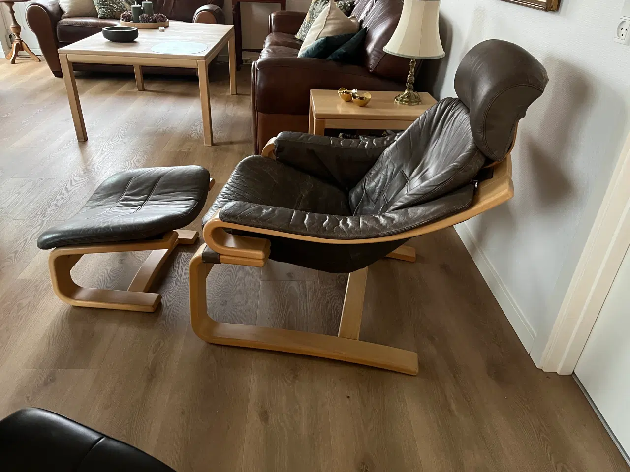 Billede 2 - 2 læder stole med bøge stel + 1 fodskammel