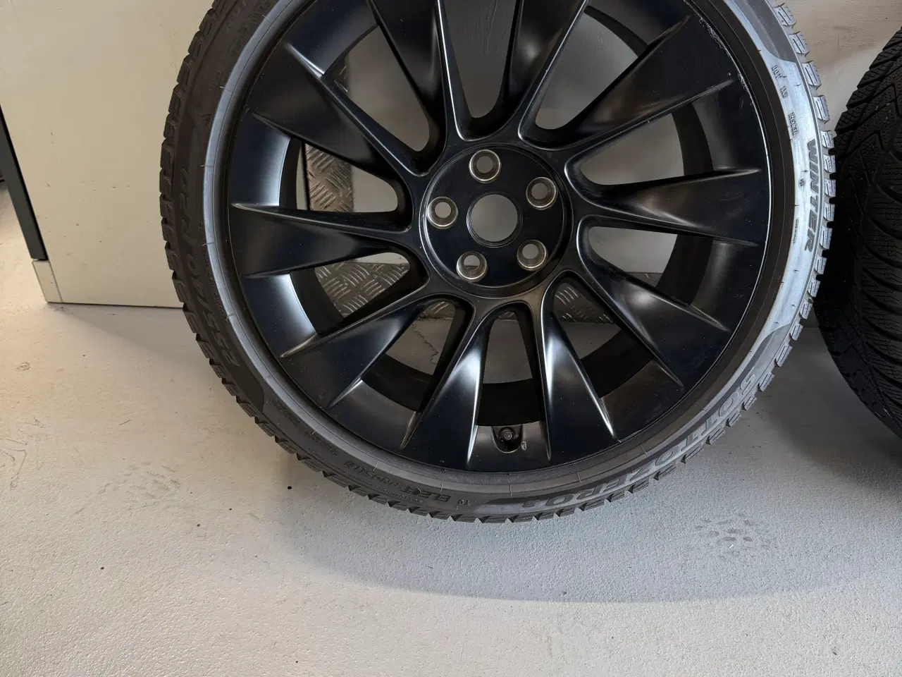Billede 2 - 20” induction alufælge med Pirelli vinterdæk