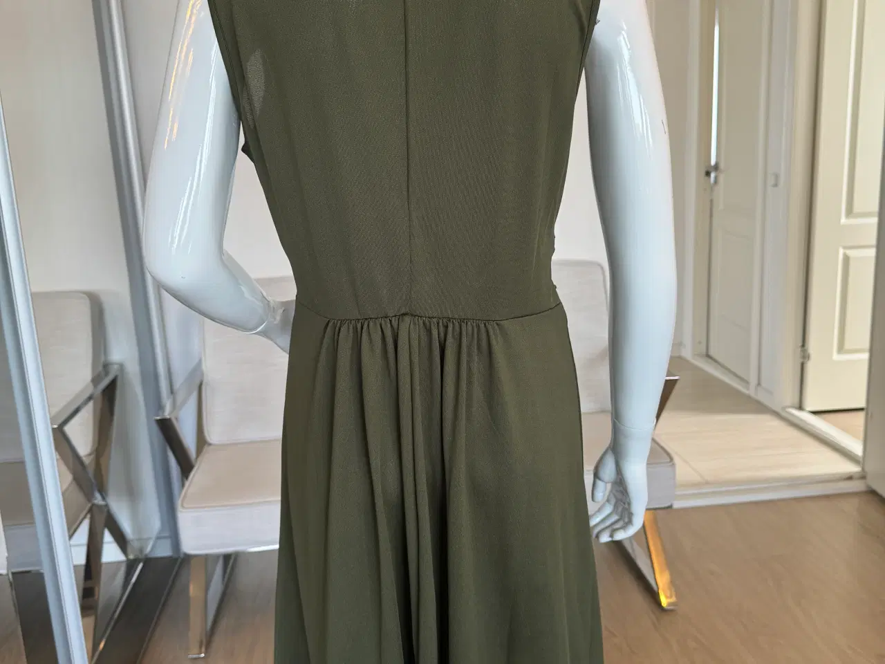 Billede 5 - Olivengrøn kjole fra Anna Field str 42