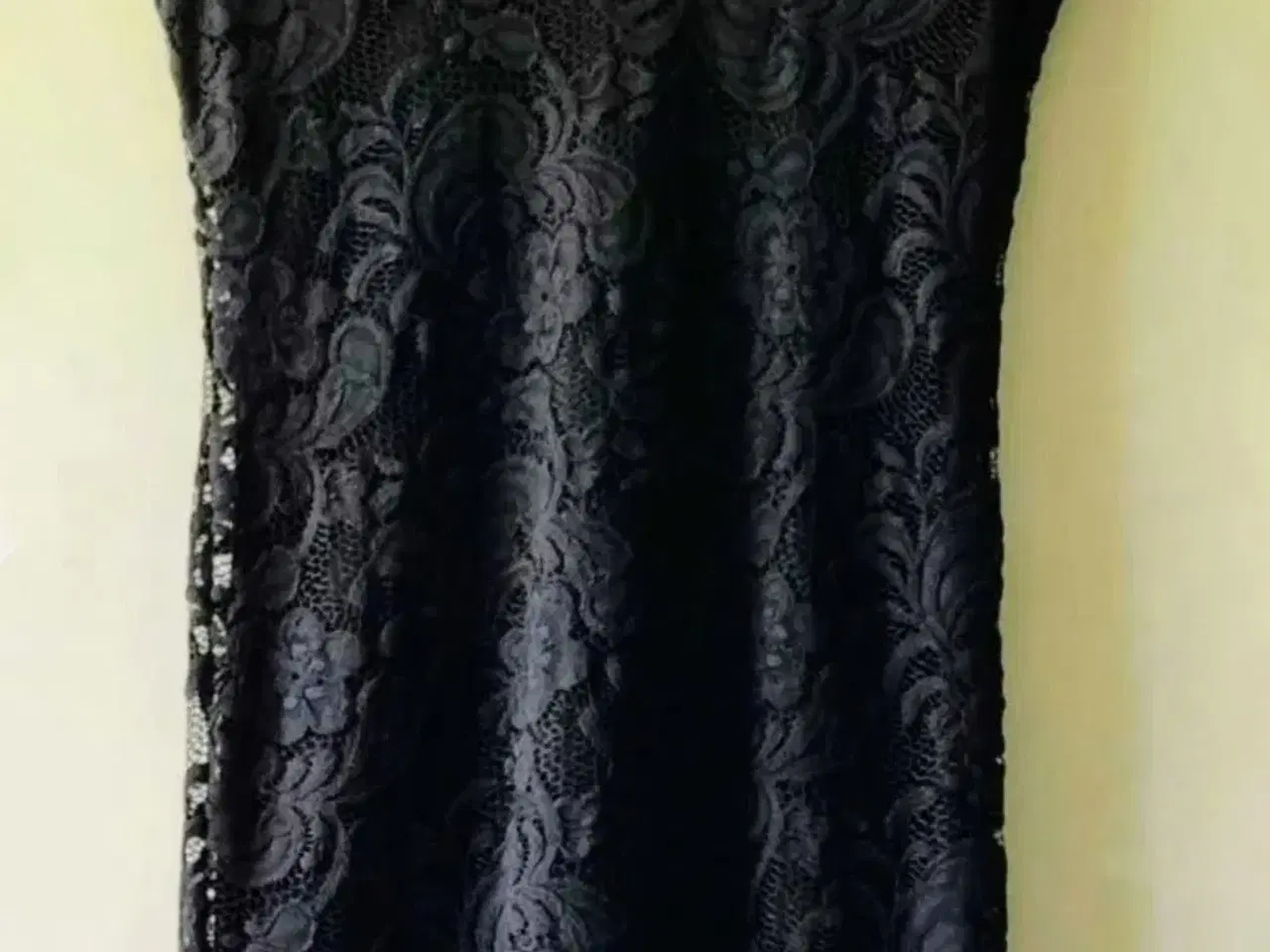 Billede 2 - Smuk sort blondekjole str M/38 fra Hennes og Mauri