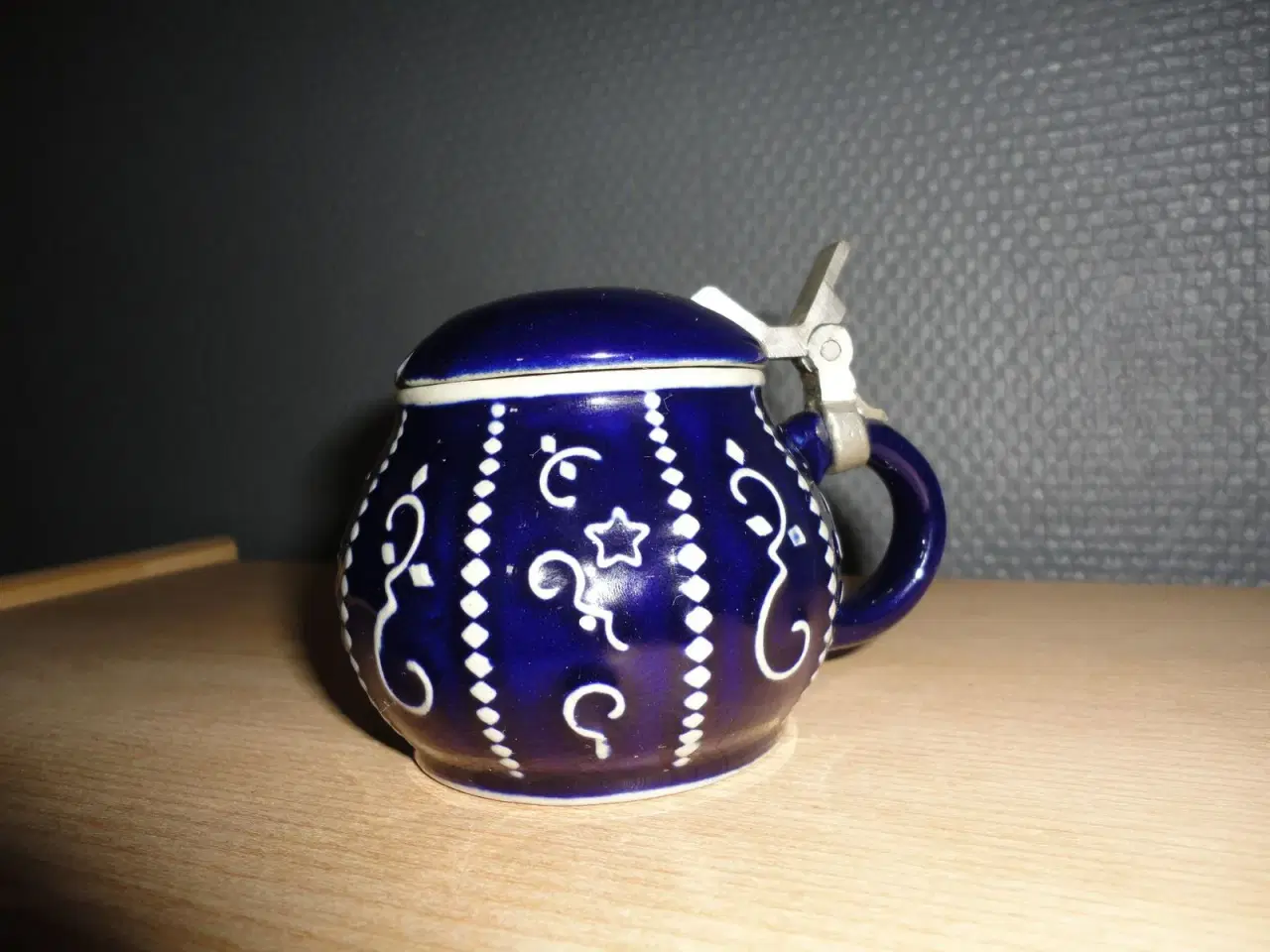 Billede 2 - Gl. sennepskrukke m vippelåg