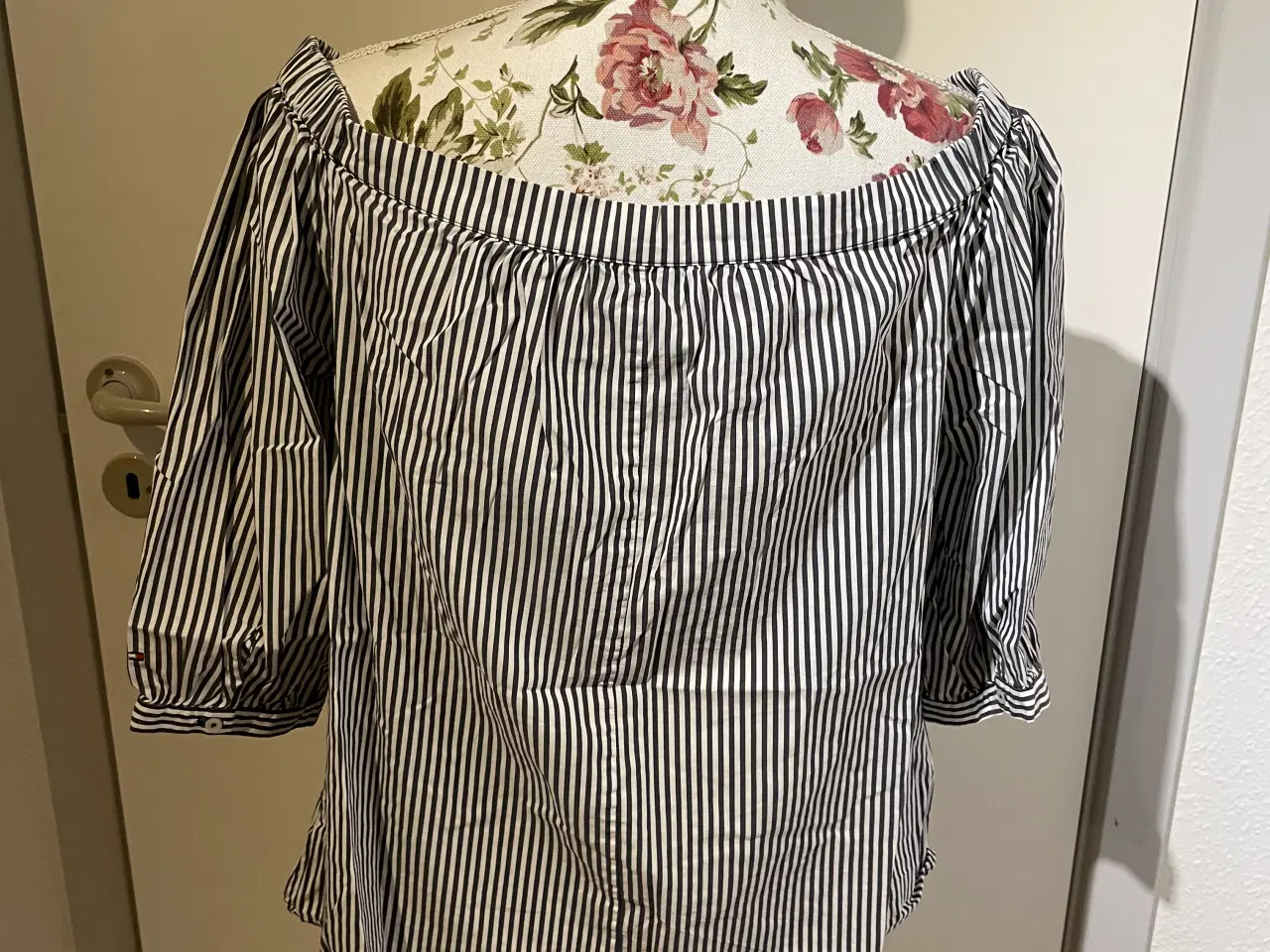 Billede 3 - Tommy Hilfiger - skulder bluse