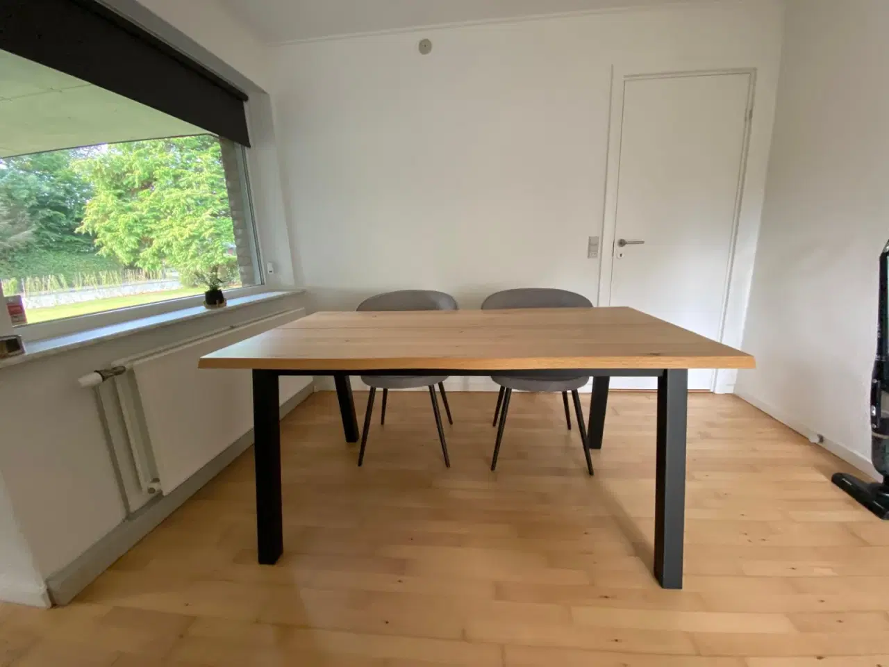 Billede 4 - JYSK SKOVLUNDE Spisebord + 4 RISSKOV stole