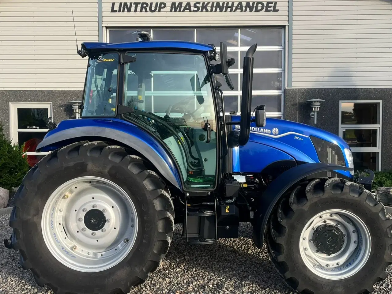 Billede 2 - New Holland T5.100 Blue Power udstyrs model, med brede hjul, frontlift og ekstra lys.