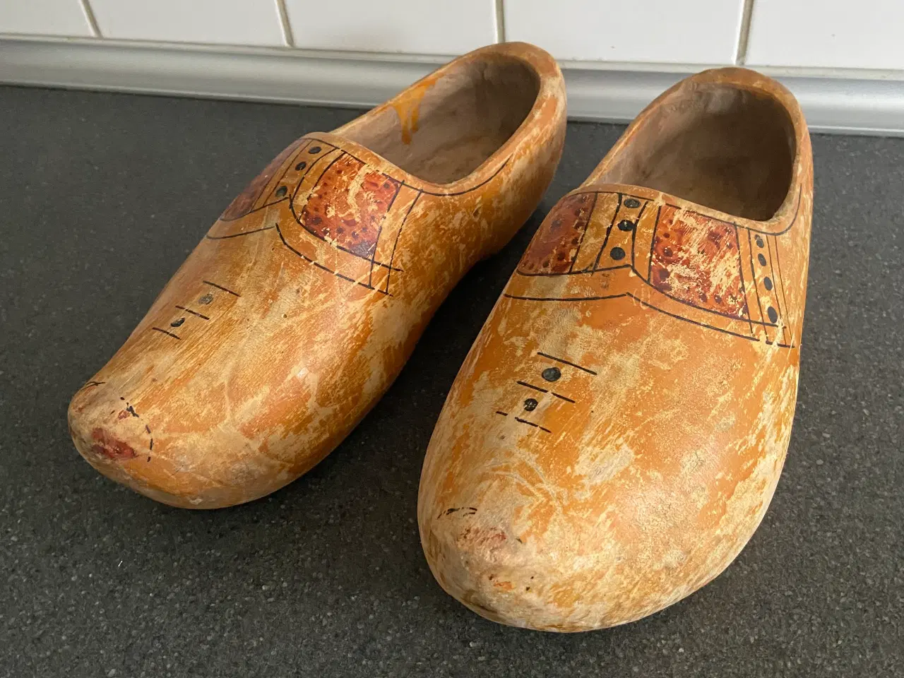 Billede 3 - Gamle træsko lavet af træ
