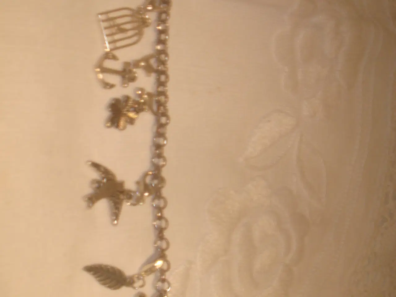 Billede 1 - SØLVARMBÅND m/ 9 STK VEDHÆNG, SMUKT OG SPÆNDENDE,