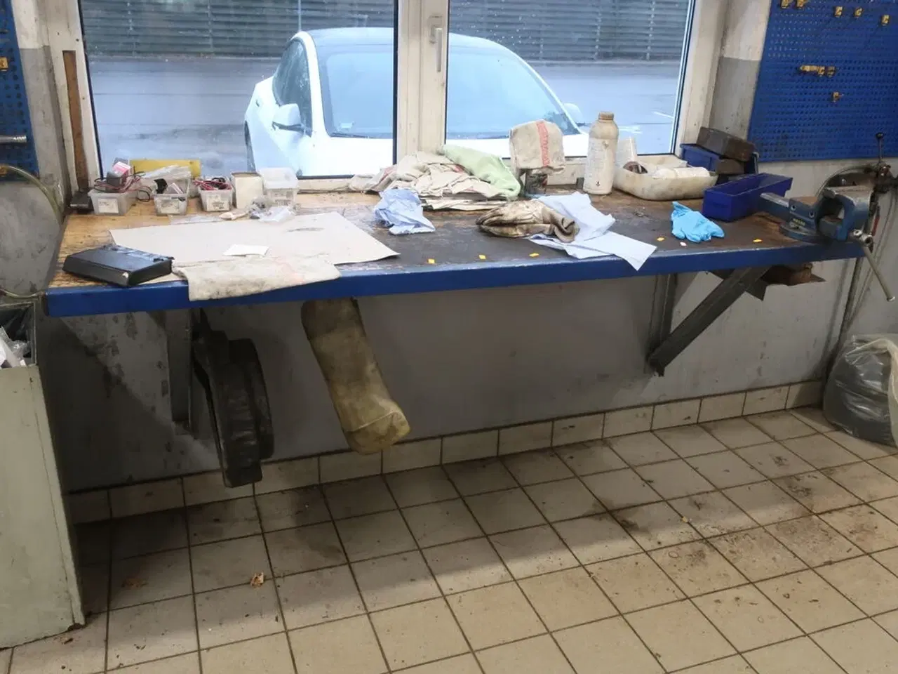 Billede 1 - Arbejdsbord med indhold