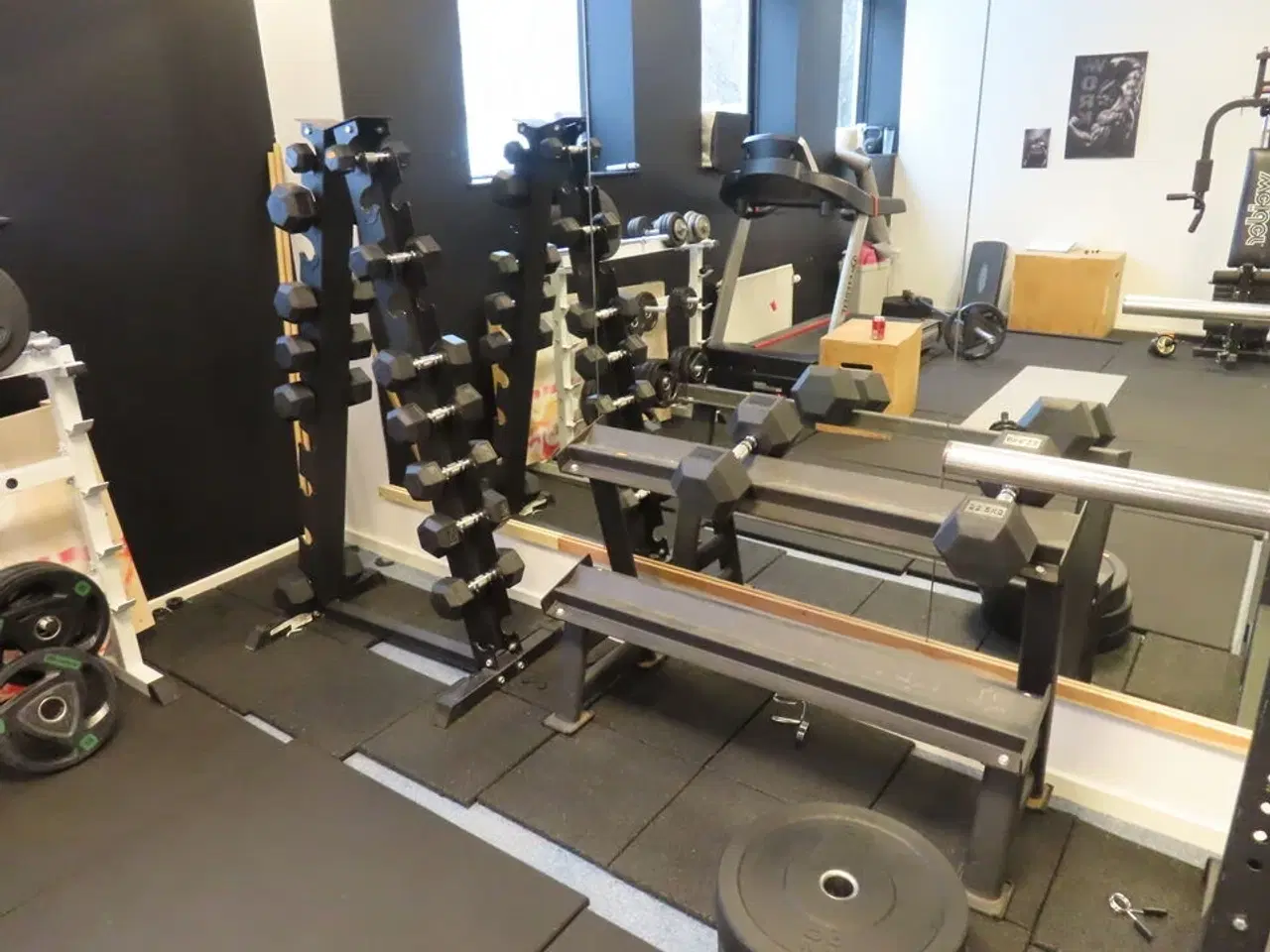 Billede 1 - Parti håndvægte, inkl. Reol til opmaksinering