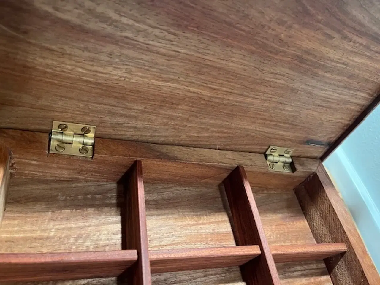 Billede 10 - Gedigent håndværk – Smukt træskrin med 6 rum