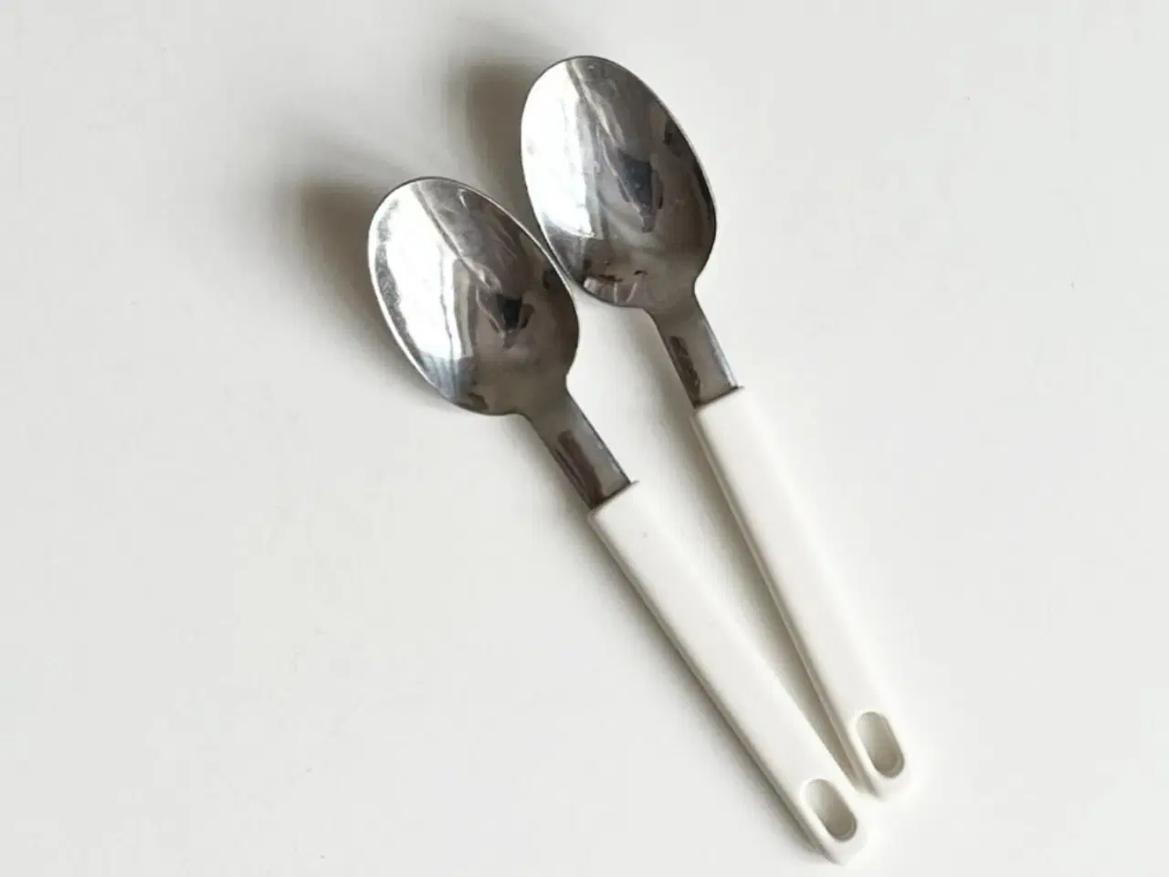 Billede 4 - Retrobestik, spiseskeer, hvid plast, 2 stk samlet