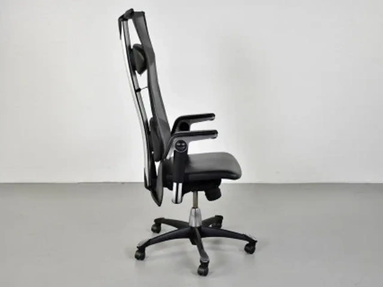 Billede 4 - Häg h09 9231 kontorstol med sort læder polster og sort net ryg