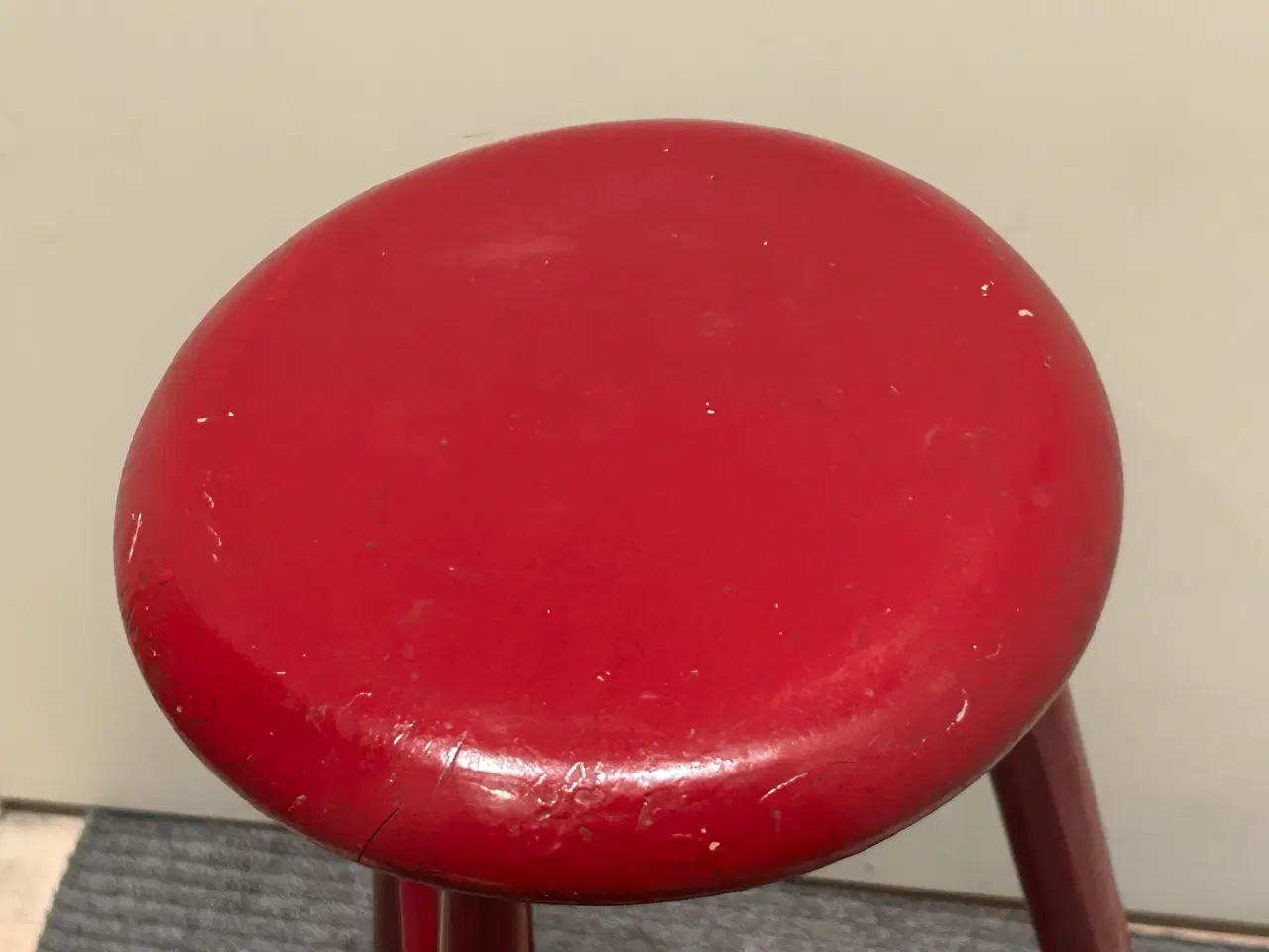 Billede 9 - Vintage rød barstol skammel i træ – 69 cm