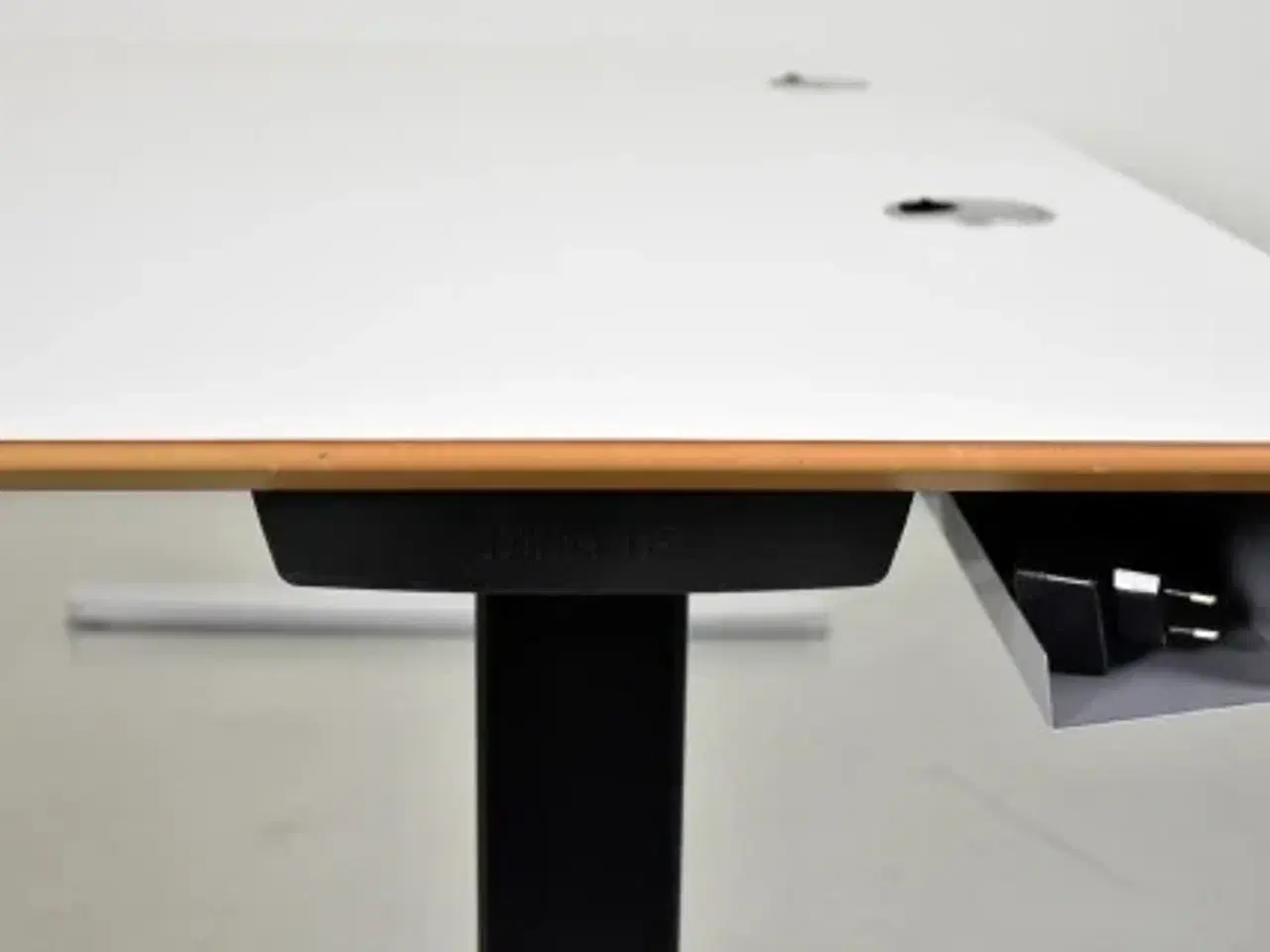 Billede 10 - Hæve-/sænkebord fra duba b8 med hvid plade og sort/alugråt stel, 160 cm.