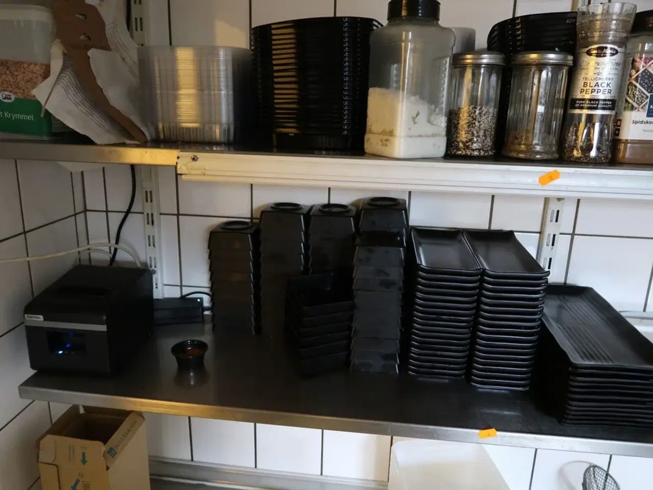 Billede 4 - 3 stk. rustfri stålhylder med indhold