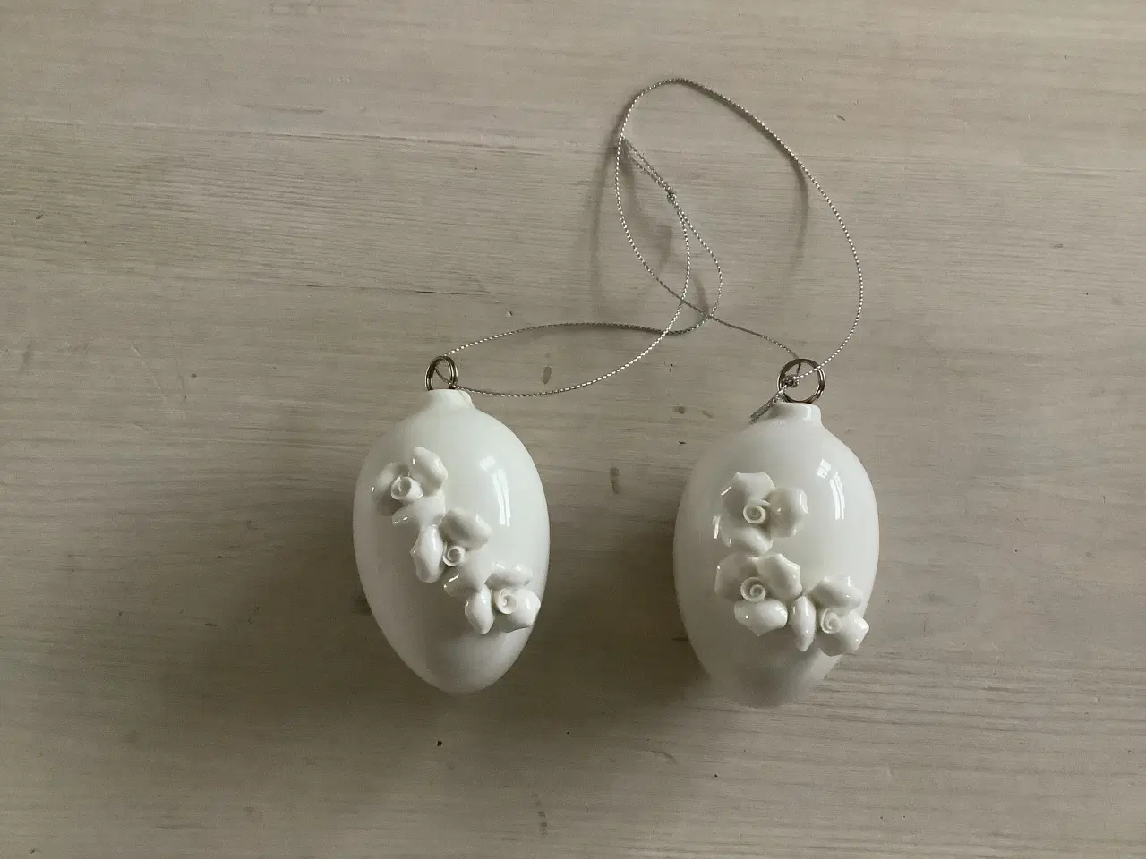 Billede 2 - Påskepynt porcelænsæg hvid med blomster 2 stk 