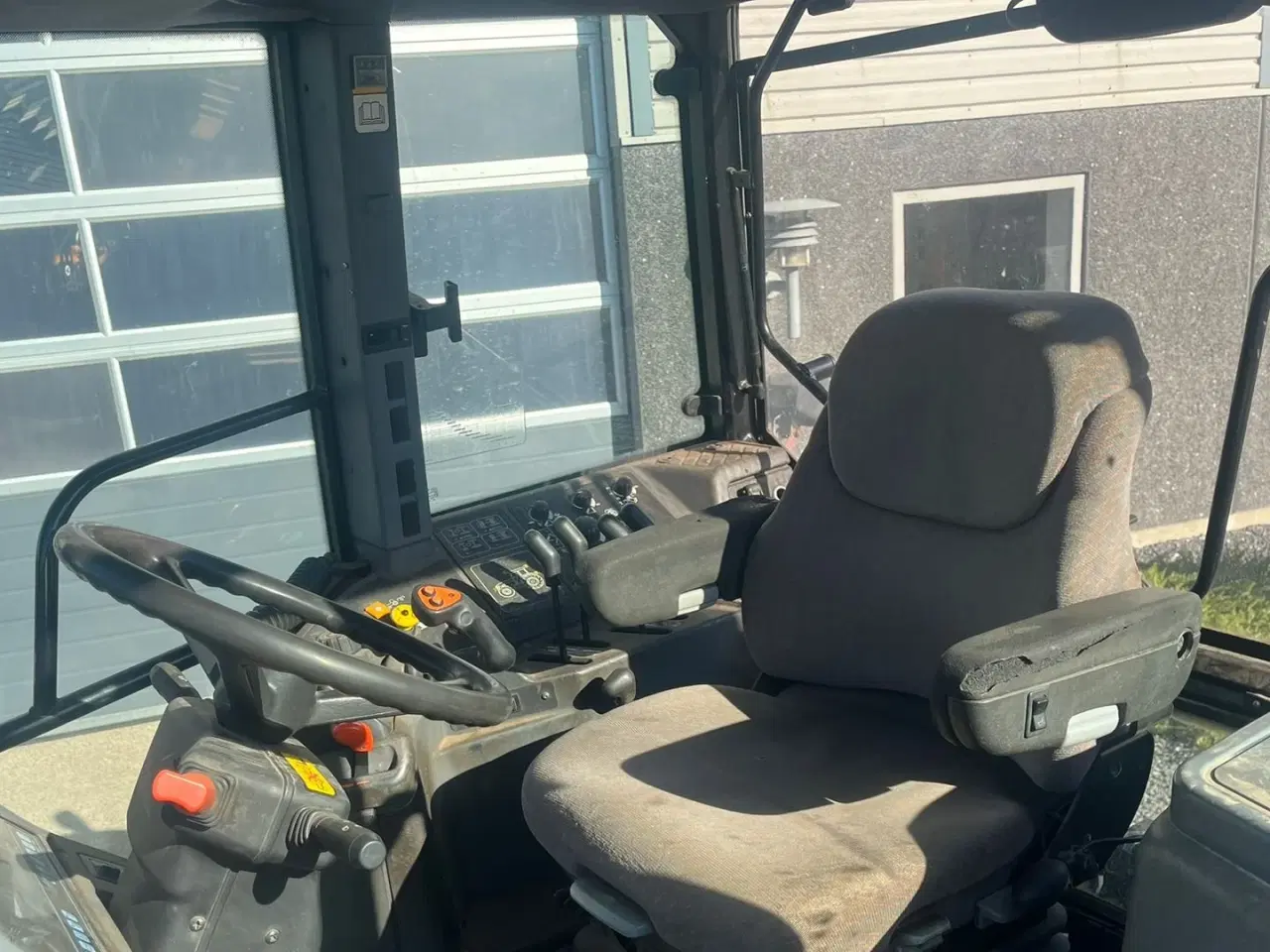 Billede 9 - New Holland 8360 med 4stk fabriksnye dæk til.  Super stærk traktor.