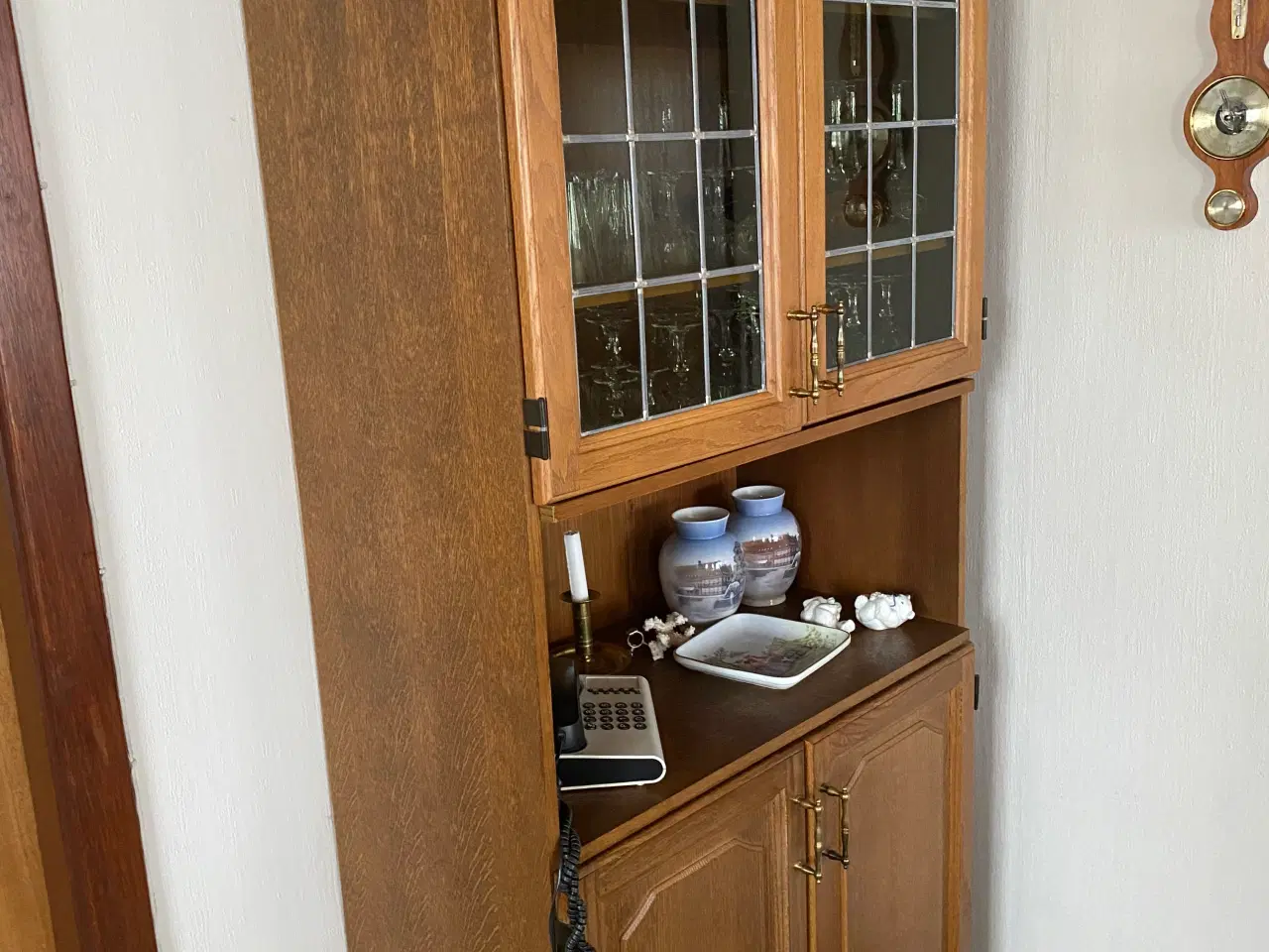 Billede 3 - Klassisk opbevaringsskab med glaslåger. 