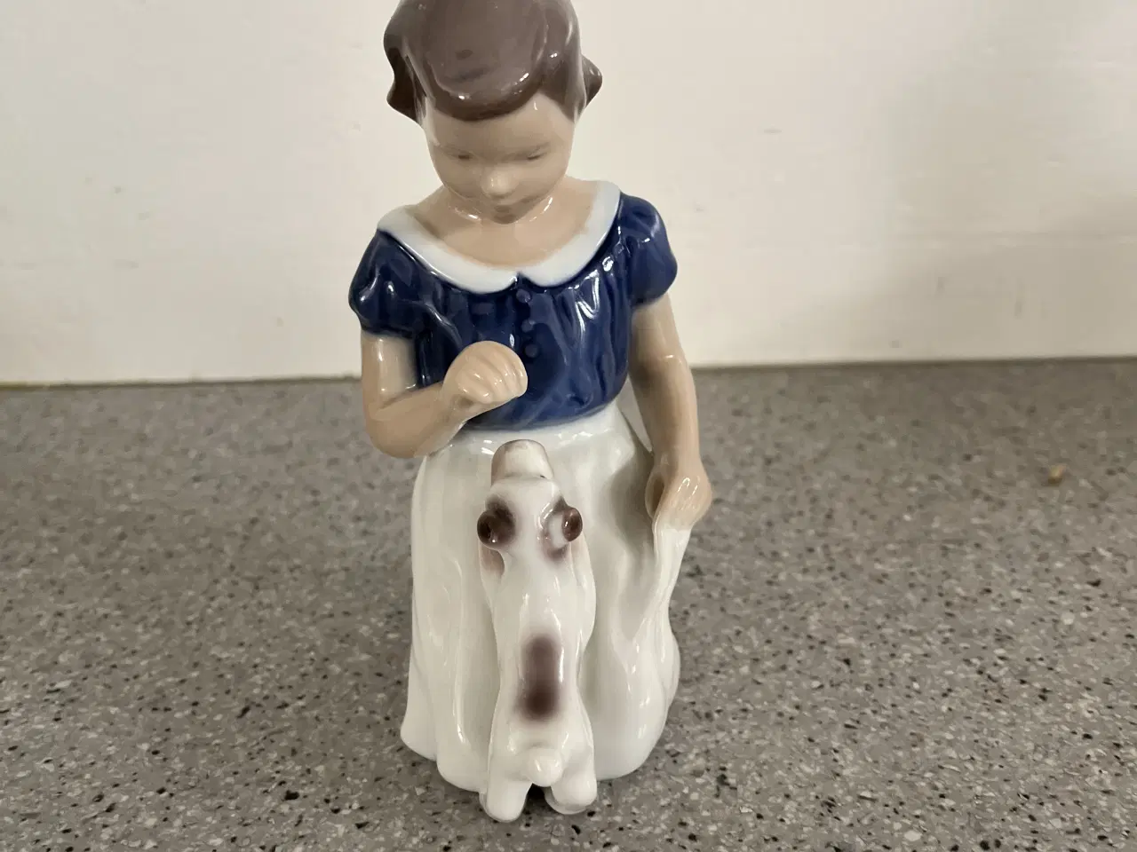 Billede 1 - Bing og Grøndahl - Pige med hundehvalp