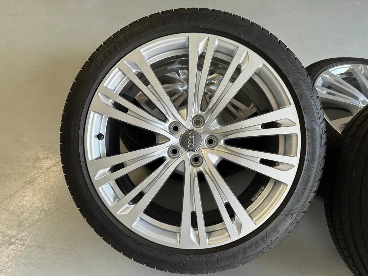 Billede 3 - 20” Original Audi A6/A8 Årgang 22 Fælge M. Dæk