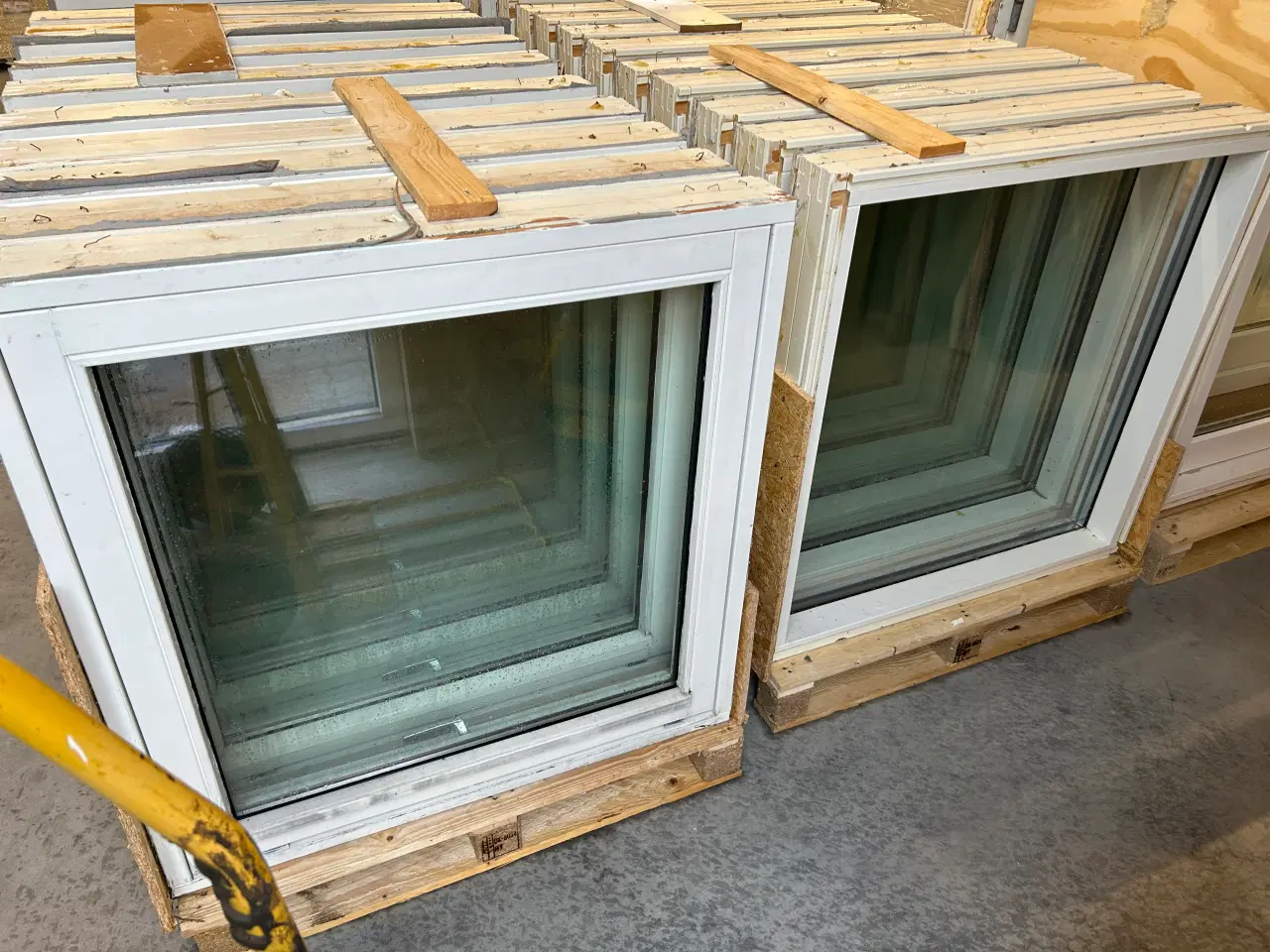 Billede 4 - Hvidmalede trævinduer bredde 89cm, højde 92cm.