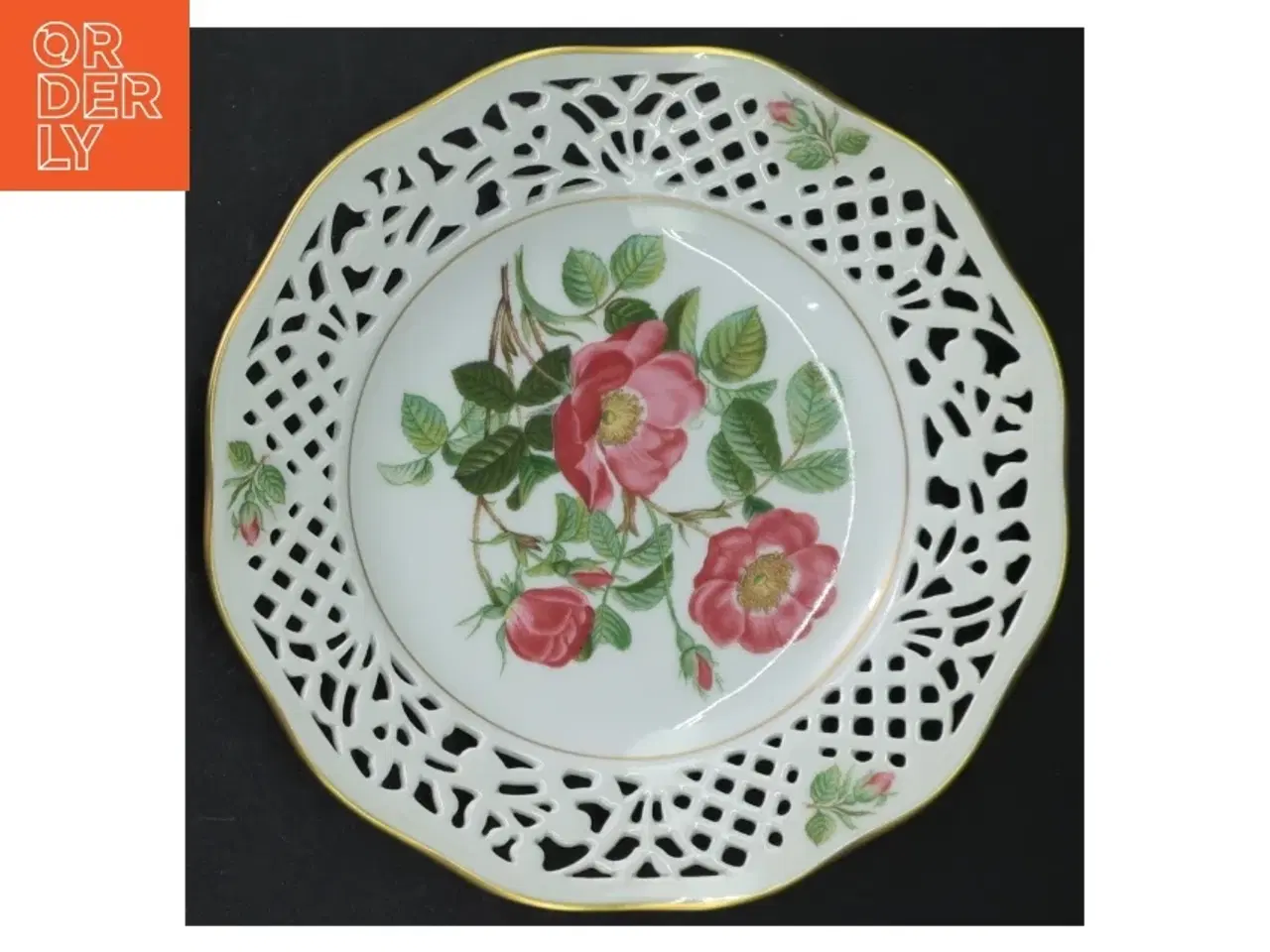 Billede 14 - Porcelænstallerken med gennembrudt kant og rosendekoration fra Firkløveren