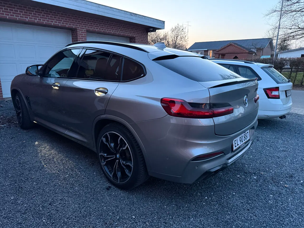 Billede 1 - Lækker og lynhurtig familiebil 