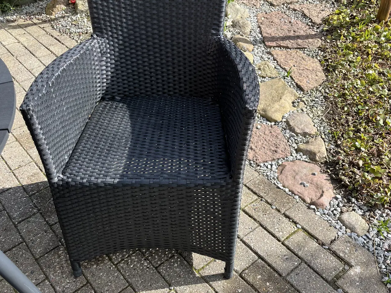 Billede 5 - Pænt velholdt Havebord med 4 stole og 2 skamler