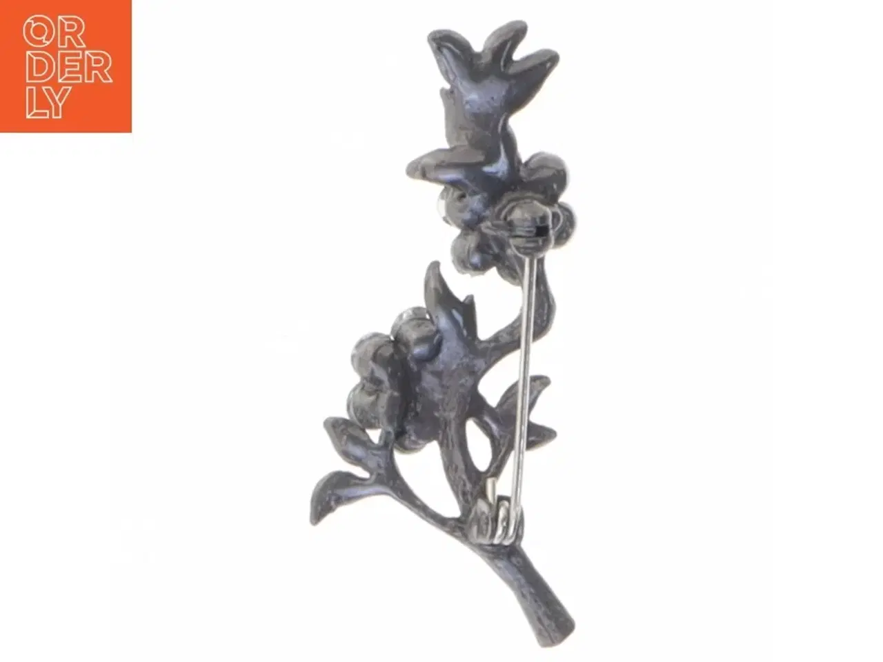 Billede 2 - Sølvfarvet blomsterbrosche med krystaller (str. 5 x 2 cm)