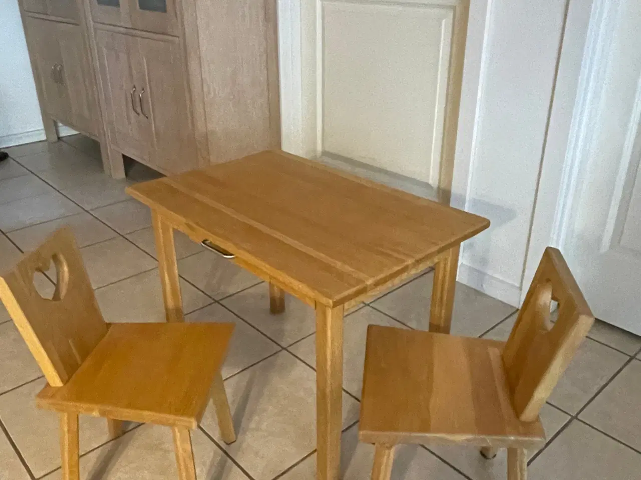 Billede 2 - Bord/stolesæt, håndlavet 