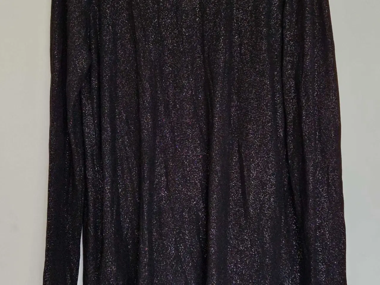 Billede 2 - Glittrende sort kjole 