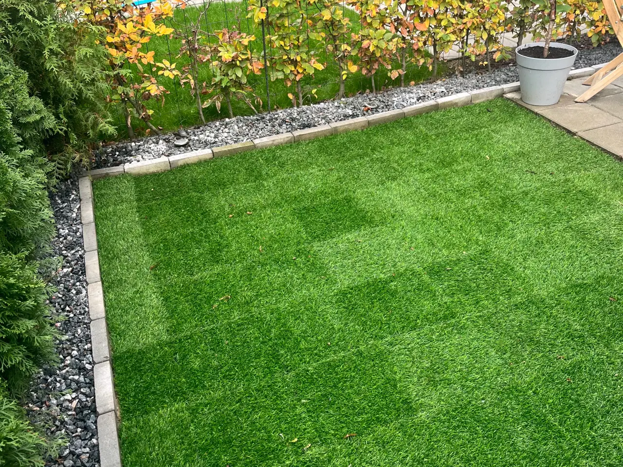 Billede 1 - 55 stk Kunstgræs Plænefliser Grøn 30x30 cm