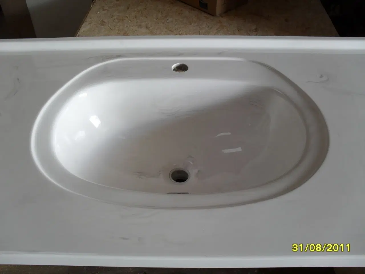 Billede 2 - hvid bordplade med nedstøbt vask