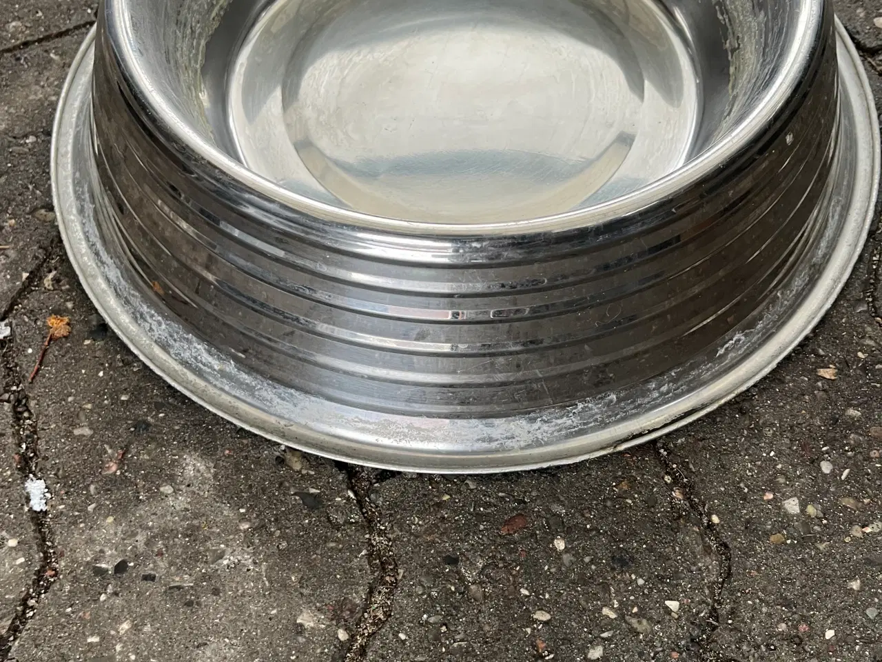 Billede 10 - Billeder, hundeskåle, trækasse, hylde til bad. 