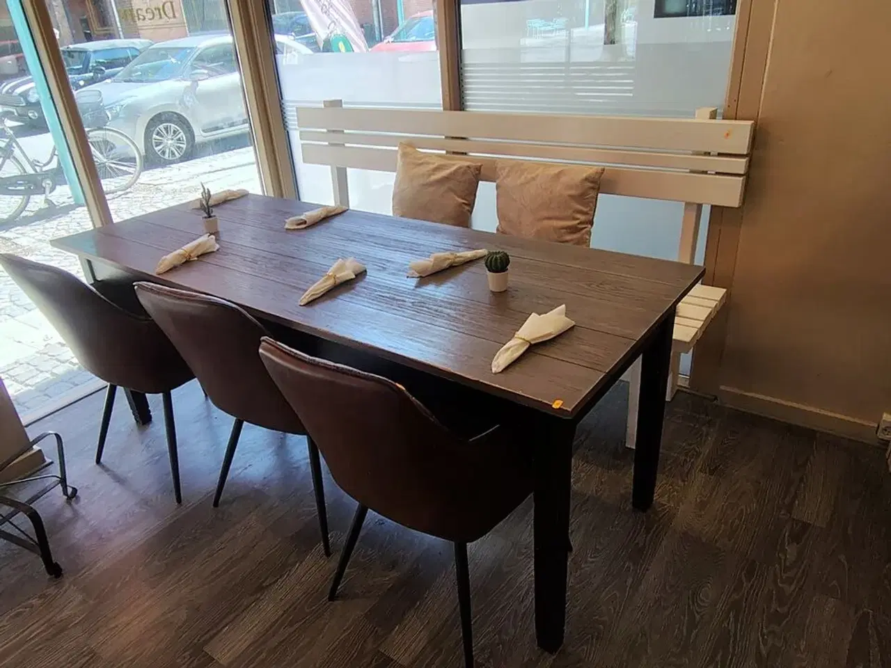 Billede 1 - Langt bord, hvid bænk og tre stole