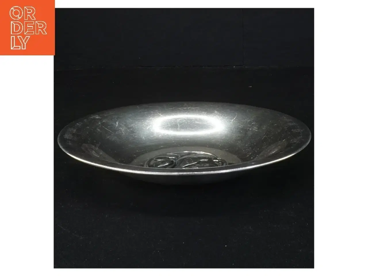 Billede 1 - Metal bakke med dekorativt motiv (str. I diameter 21 cm)