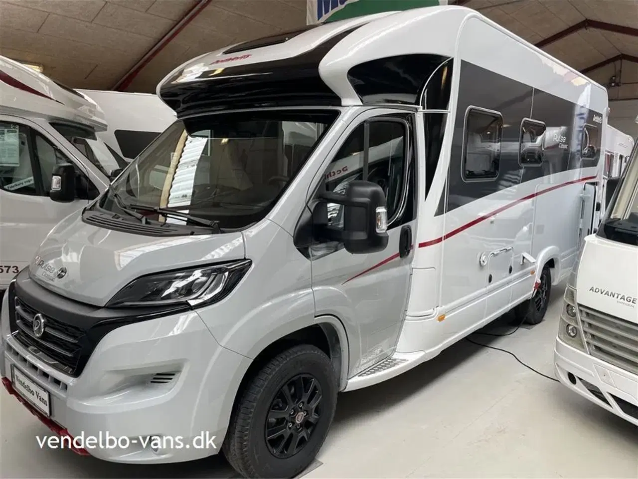 Billede 3 - 2023 - Dethleffs Pulse Classic T 7051 EB   Luksuriøs camper med enkeltsenge og stor garage