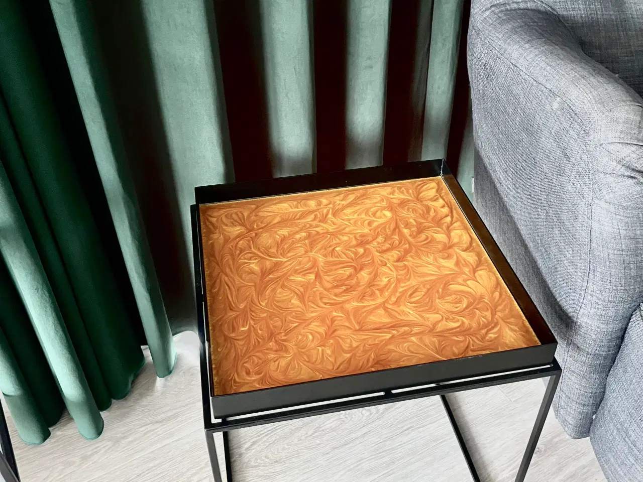 Billede 1 - Hay table tray med messingfarve uden ridser