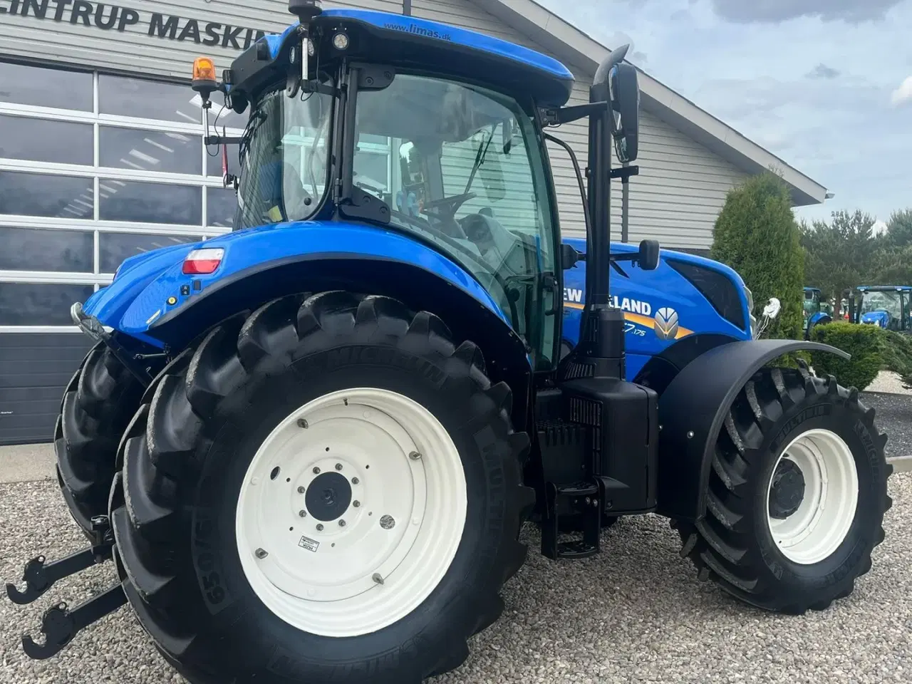 Billede 15 - New Holland T7.175 RangeCommand med frontlift. Meget velholdt gård traktor.