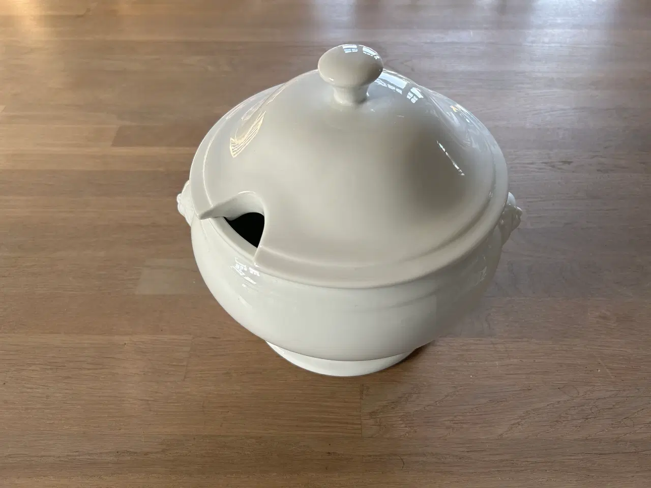 Billede 1 - Stor hvid suppeterrin med løvehoveder og låg