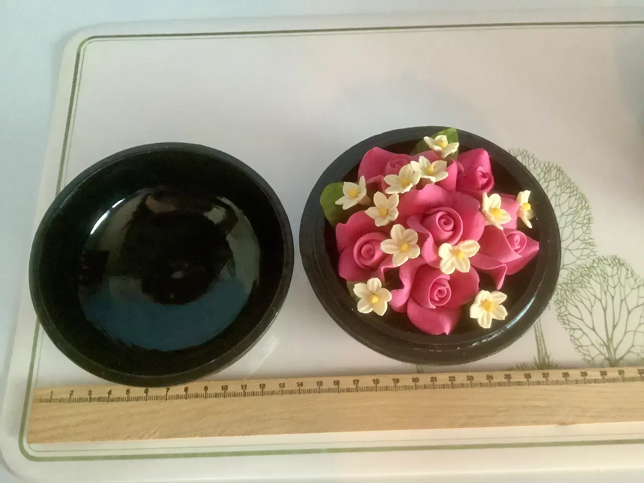 Billede 6 - Smukt lakskrin med håndmalet blomster.