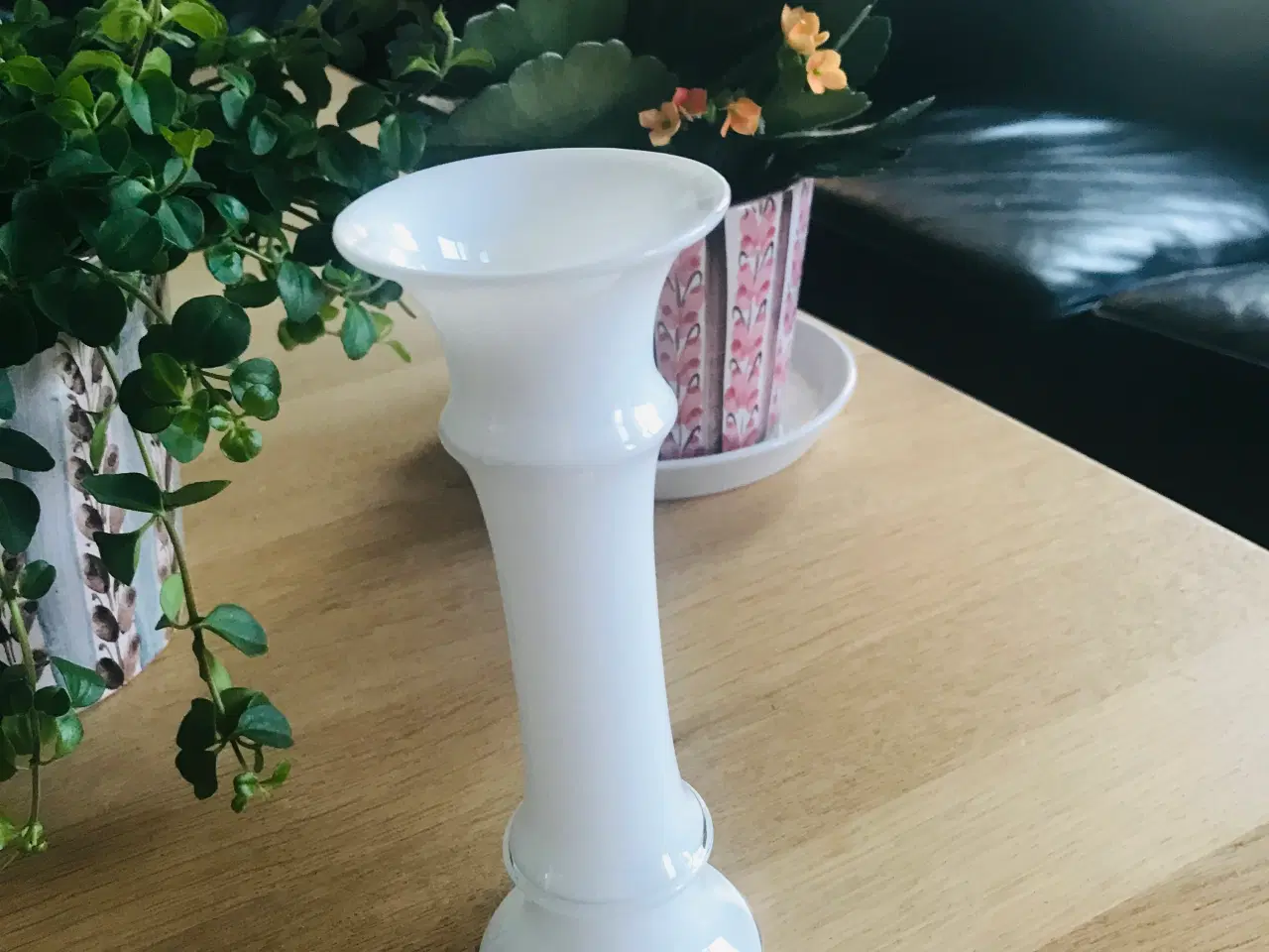 Billede 1 - Holmegaard MB vase i opal hvid - Højde 17,5 cm.