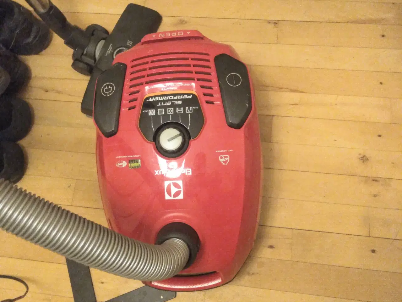 Billede 1 - Rød støvsuger næsten som ny