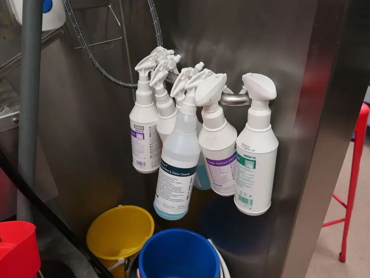 Billede 3 - Vaskestation, sæbedispenser, rengøringsartikler m.m.