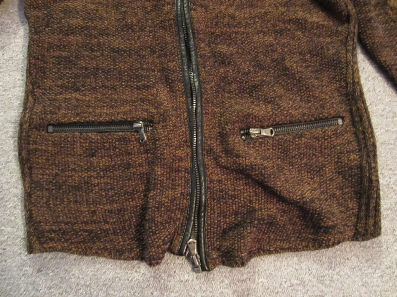 Billede 4 - Brun trøje med lynlås i str. M fra H&M