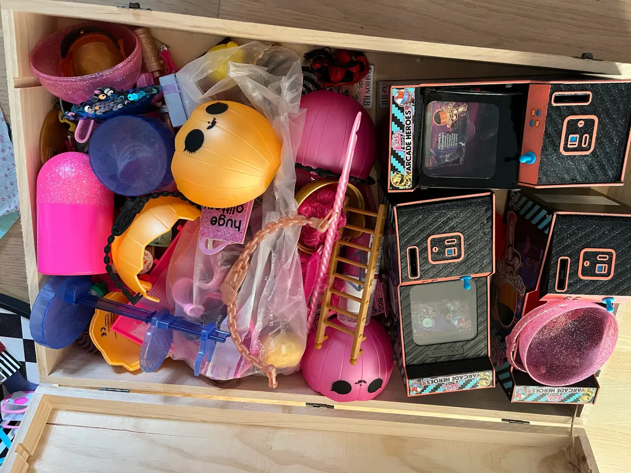 Billede 6 - LOL Surprise dukke, dukkehus, tilbehør og OMG Doll