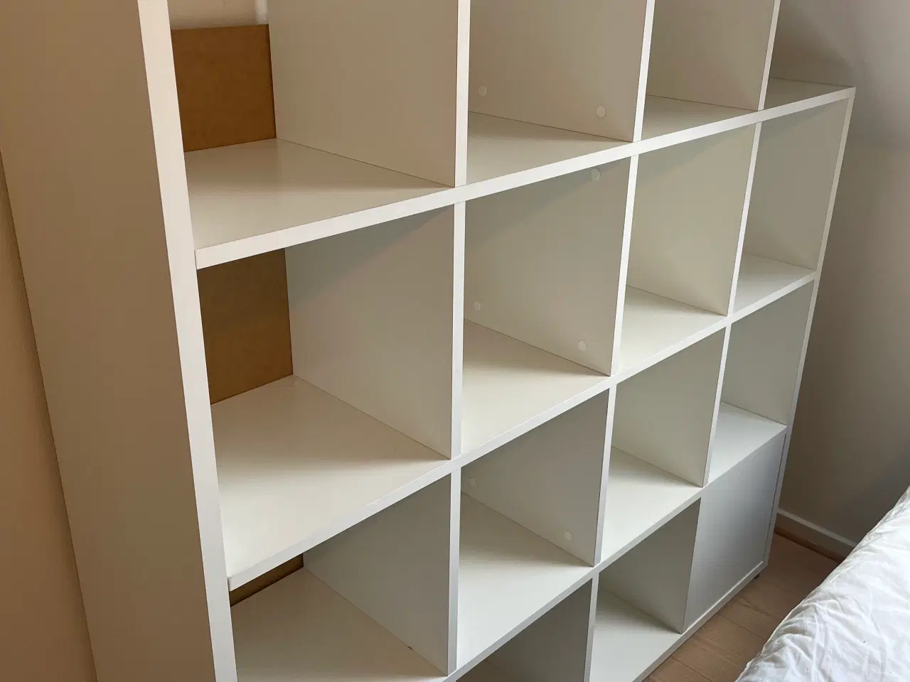 Billede 1 - Reol/ rumdeler perfekt til skråvæg