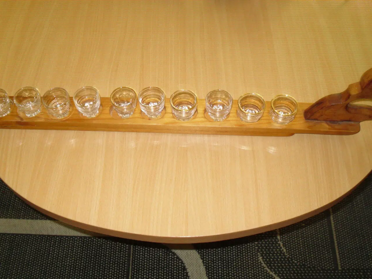 Billede 3 - Manglebræt/HØVL med 10 små shotsglas.