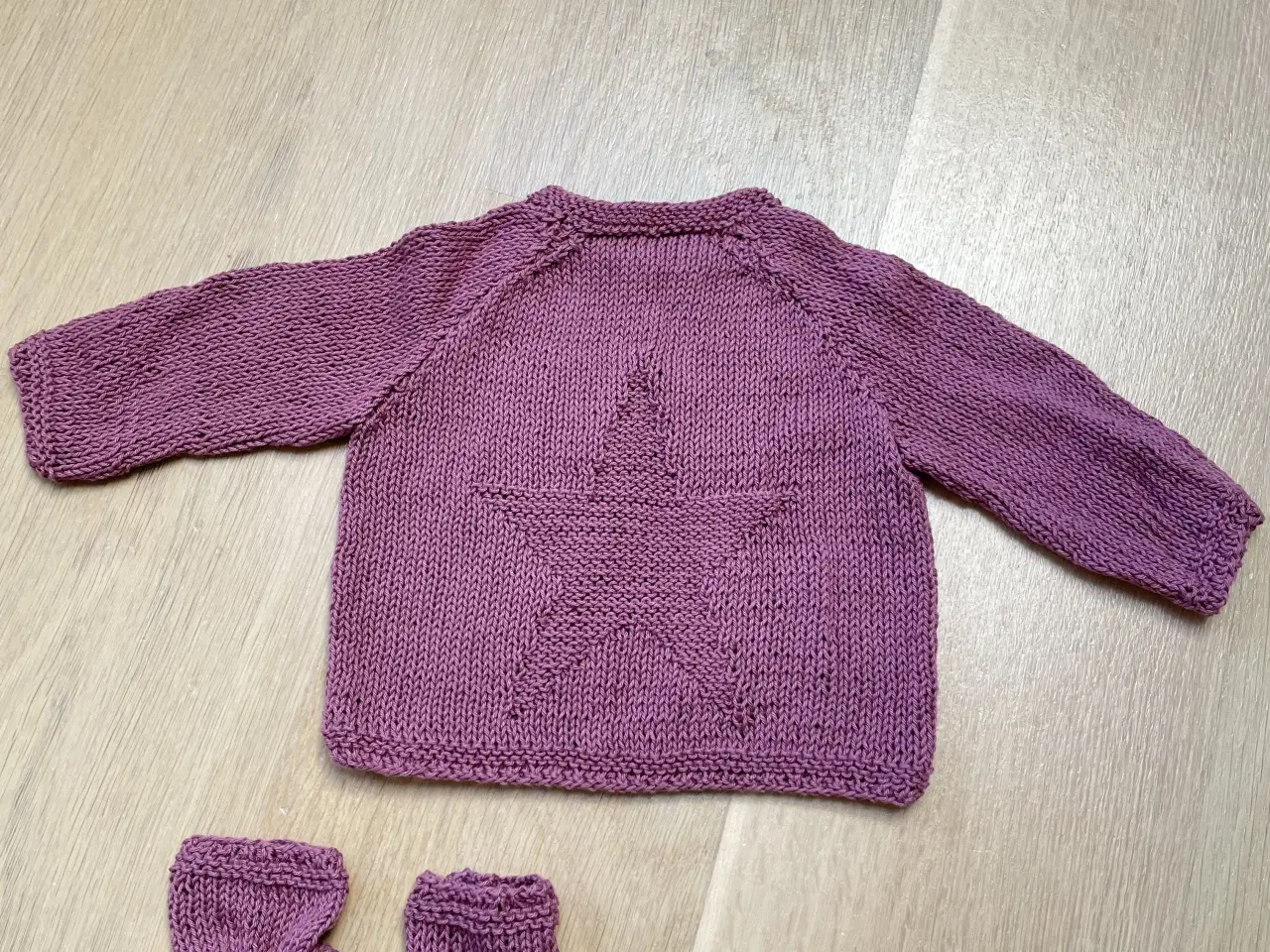Billede 3 - Strikket trøje og futter str 2-4 mdr