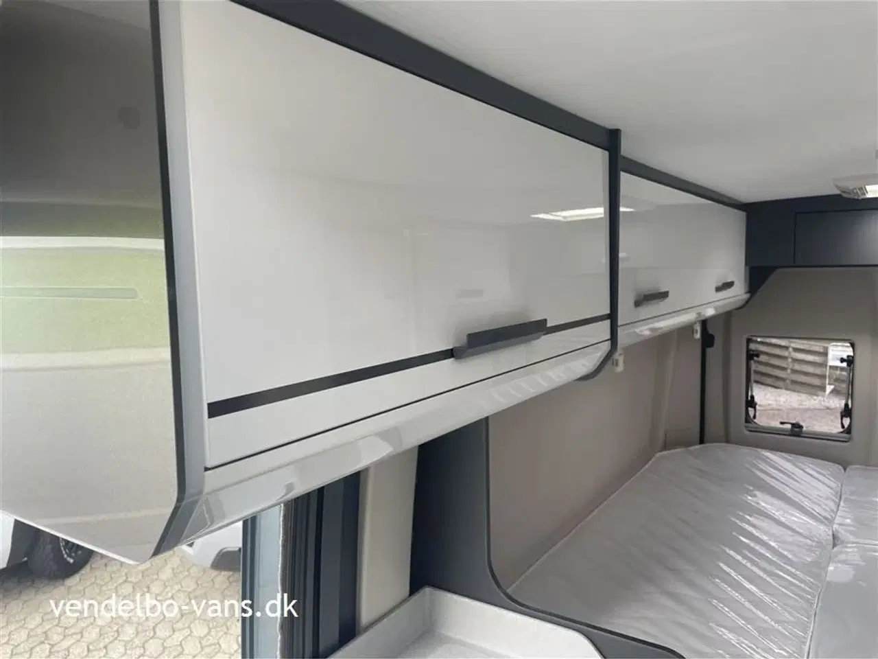 Billede 18 - 2024 - McLouis Menfys Van CS 4 Prestige Kort model med enkeltsenge og 9. trins automatgear i den flotte Lazarote farve