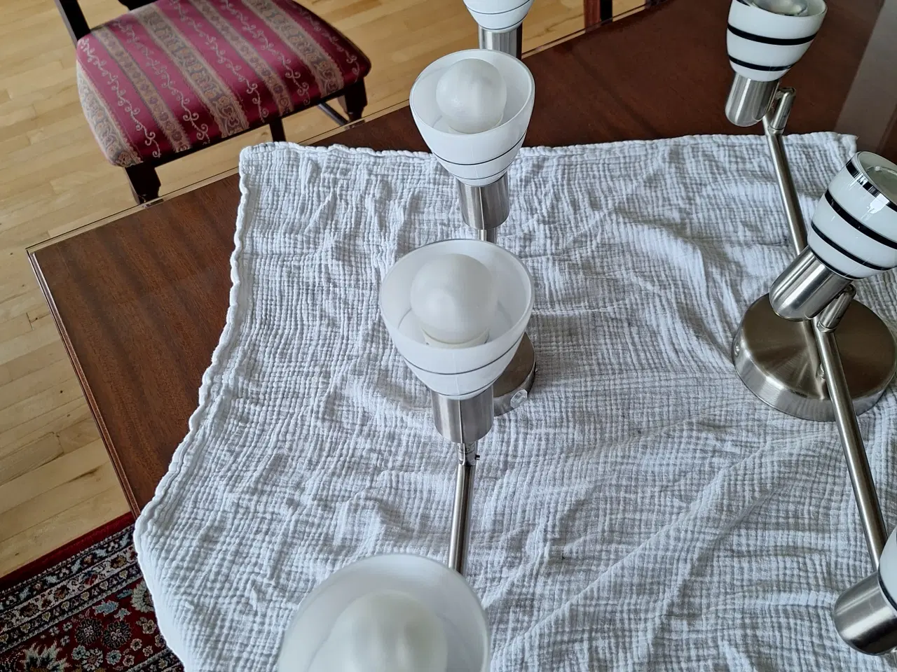 Billede 2 - 2 Loftlamper med 4 og 3 hvide glasskærme.